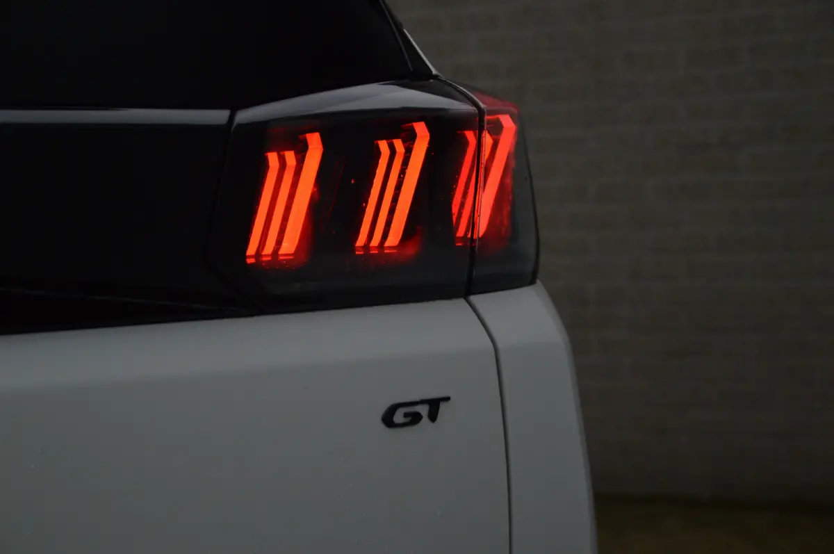130PK GT PACK Cruise control adaptief | Dodehoek detectie | Full-LED koplampen | Verwarmbare voorstoelen | 2 stoelen op derde rij | Afwijkende dakkleur | Airco (automatisch)