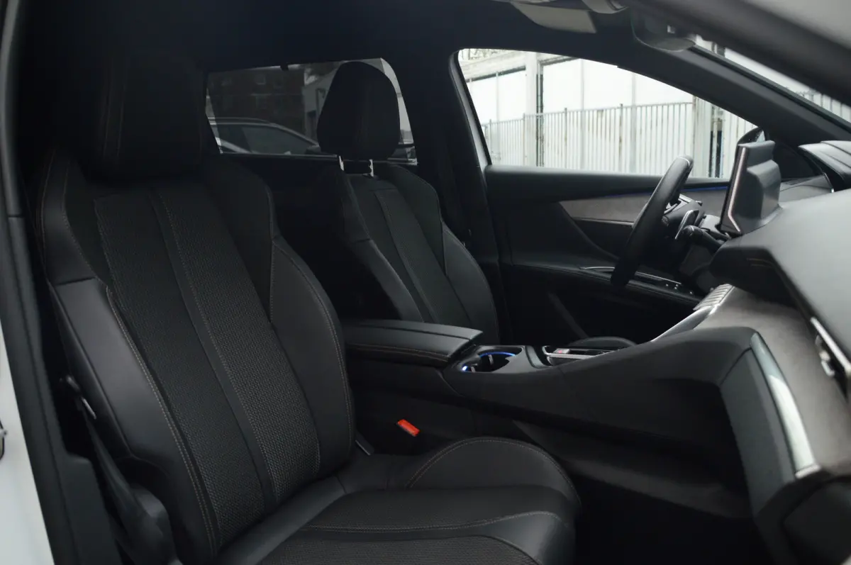 130PK GT PACK Cruise control adaptief | Dodehoek detectie | Full-LED koplampen | Verwarmbare voorstoelen | 2 stoelen op derde rij | Afwijkende dakkleur | Airco (automatisch)