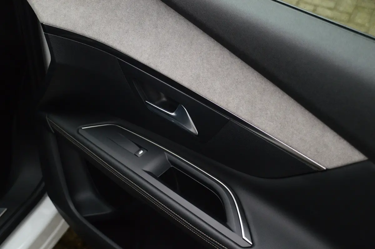 130PK GT PACK Cruise control adaptief | Dodehoek detectie | Full-LED koplampen | Verwarmbare voorstoelen | 2 stoelen op derde rij | Afwijkende dakkleur | Airco (automatisch)