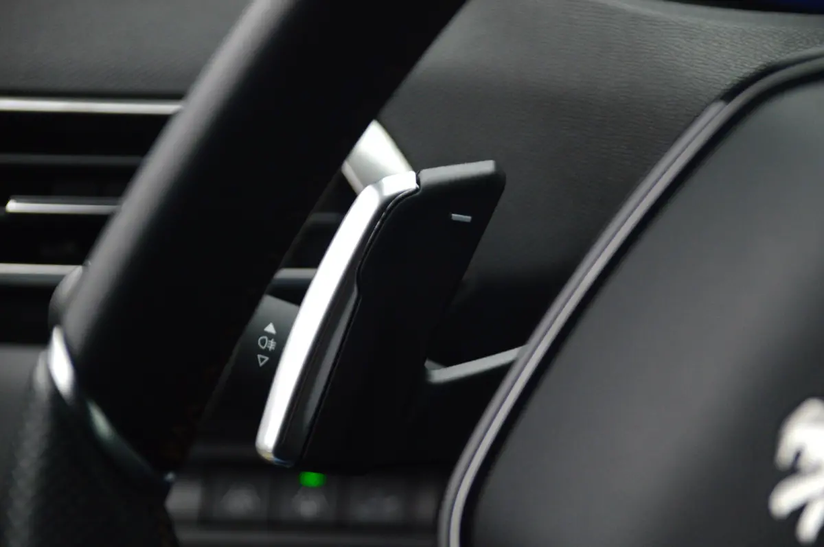 130PK GT PACK Cruise control adaptief | Dodehoek detectie | Full-LED koplampen | Verwarmbare voorstoelen | 2 stoelen op derde rij | Afwijkende dakkleur | Airco (automatisch)