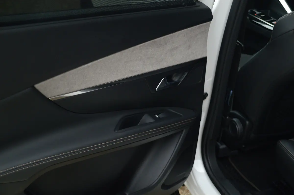 130PK GT PACK Cruise control adaptief | Dodehoek detectie | Full-LED koplampen | Verwarmbare voorstoelen | 2 stoelen op derde rij | Afwijkende dakkleur | Airco (automatisch)