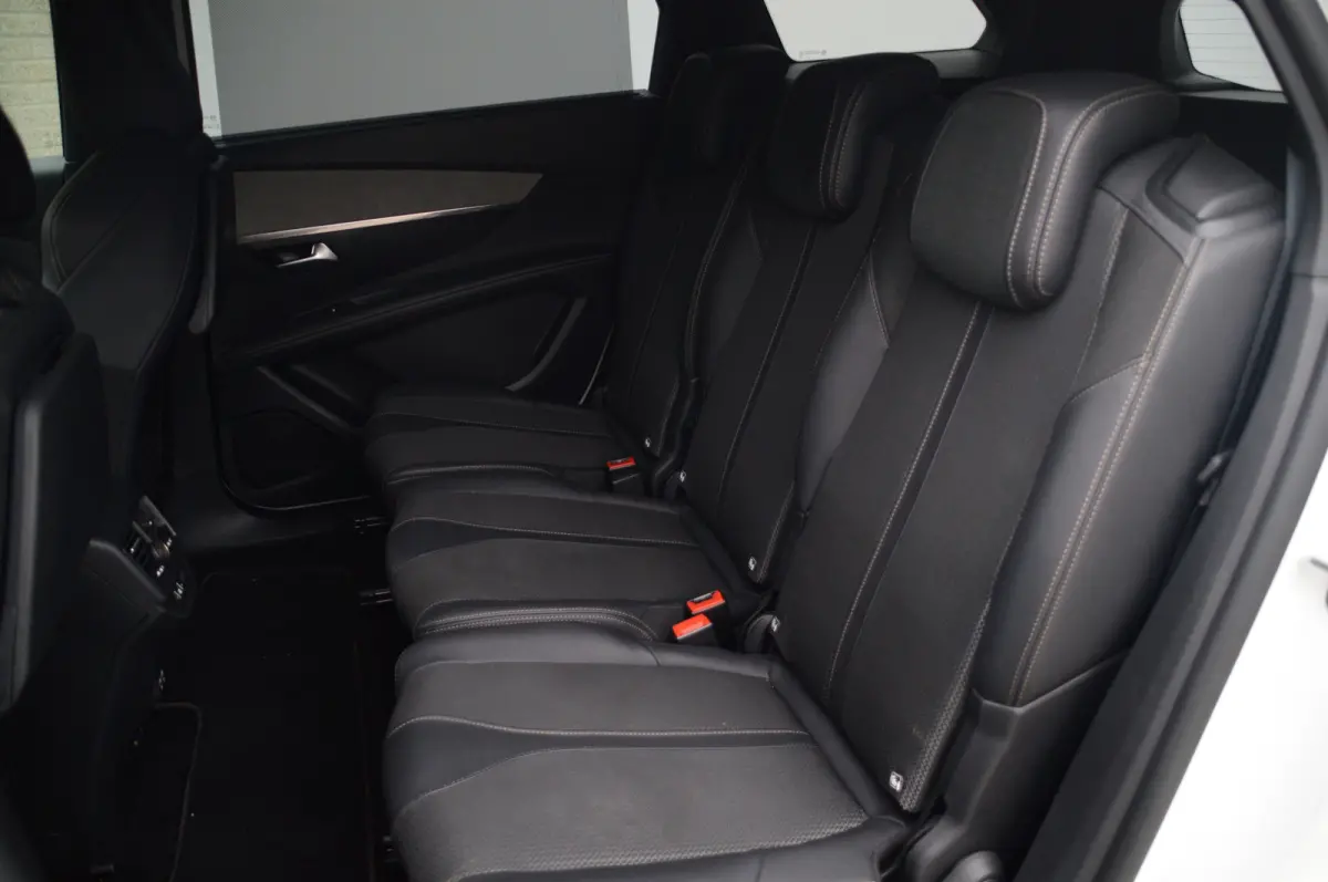 130PK GT PACK Cruise control adaptief | Dodehoek detectie | Full-LED koplampen | Verwarmbare voorstoelen | 2 stoelen op derde rij | Afwijkende dakkleur | Airco (automatisch)
