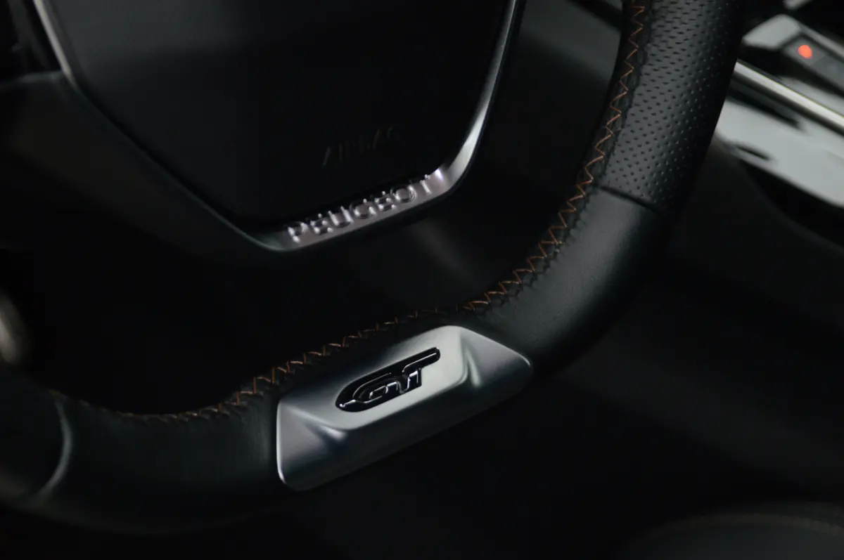 130PK GT PACK Cruise control adaptief | Dodehoek detectie | Full-LED koplampen | Verwarmbare voorstoelen | 2 stoelen op derde rij | Afwijkende dakkleur | Airco (automatisch)