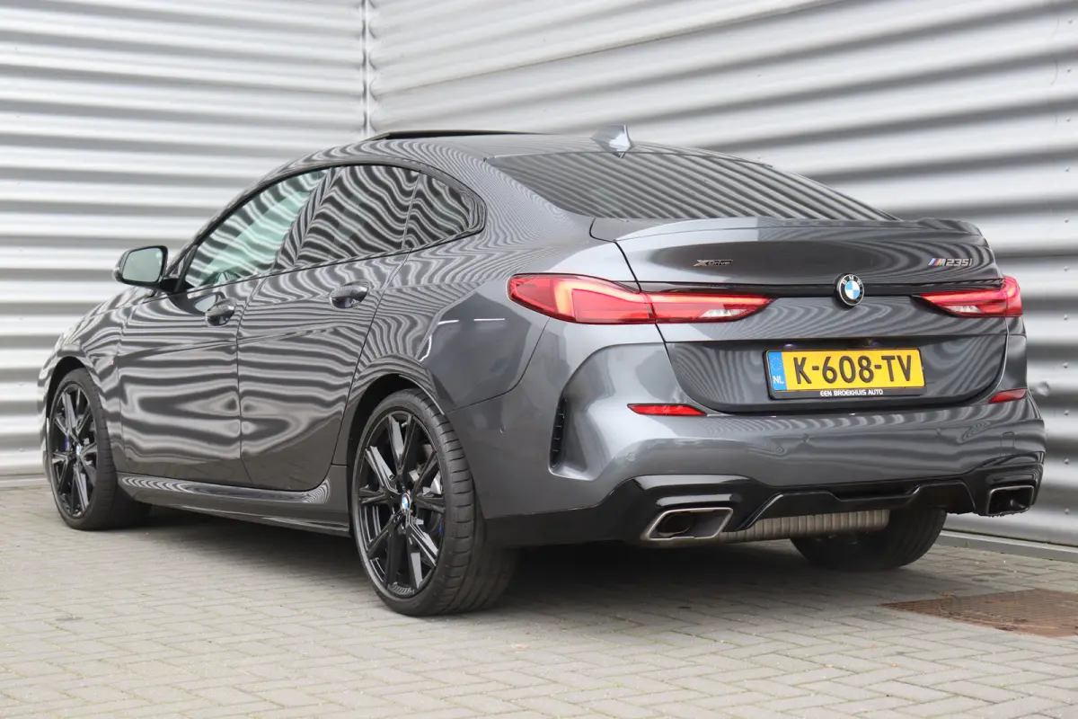 M235i 306PK XDRIVE HIGH EXECUTIVE M-SPORT / NAVI / LEDER / FULL-LED / CLIMA / PDC / 19" LMV / CAMERA / KEYLESS / PANO. DAK / WINTERPAKKET / ORG. NL / 1E EIGENAAR / NIEUWSTAAT !!