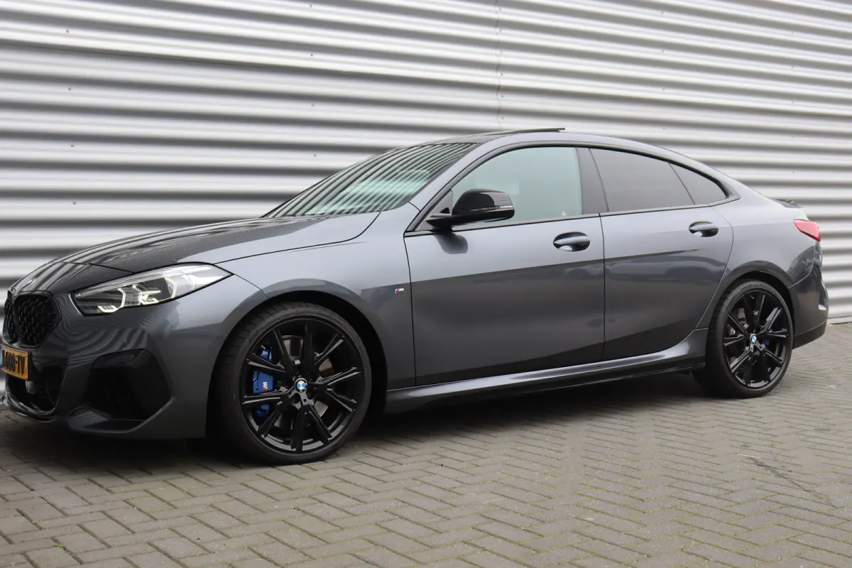 M235i 306PK XDRIVE HIGH EXECUTIVE M-SPORT / NAVI / LEDER / FULL-LED / CLIMA / PDC / 19" LMV / CAMERA / KEYLESS / PANO. DAK / WINTERPAKKET / ORG. NL / 1E EIGENAAR / NIEUWSTAAT !!