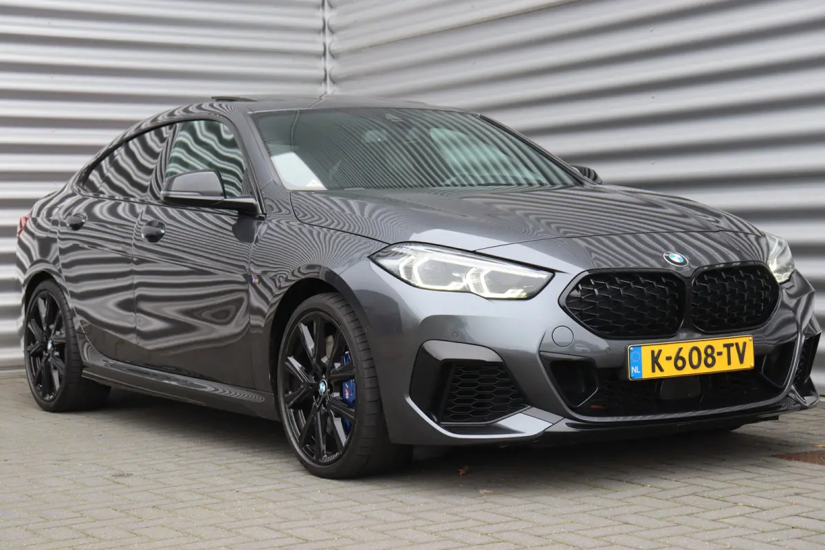 M235i 306PK XDRIVE HIGH EXECUTIVE M-SPORT / NAVI / LEDER / FULL-LED / CLIMA / PDC / 19" LMV / CAMERA / KEYLESS / PANO. DAK / WINTERPAKKET / ORG. NL / 1E EIGENAAR / NIEUWSTAAT !!