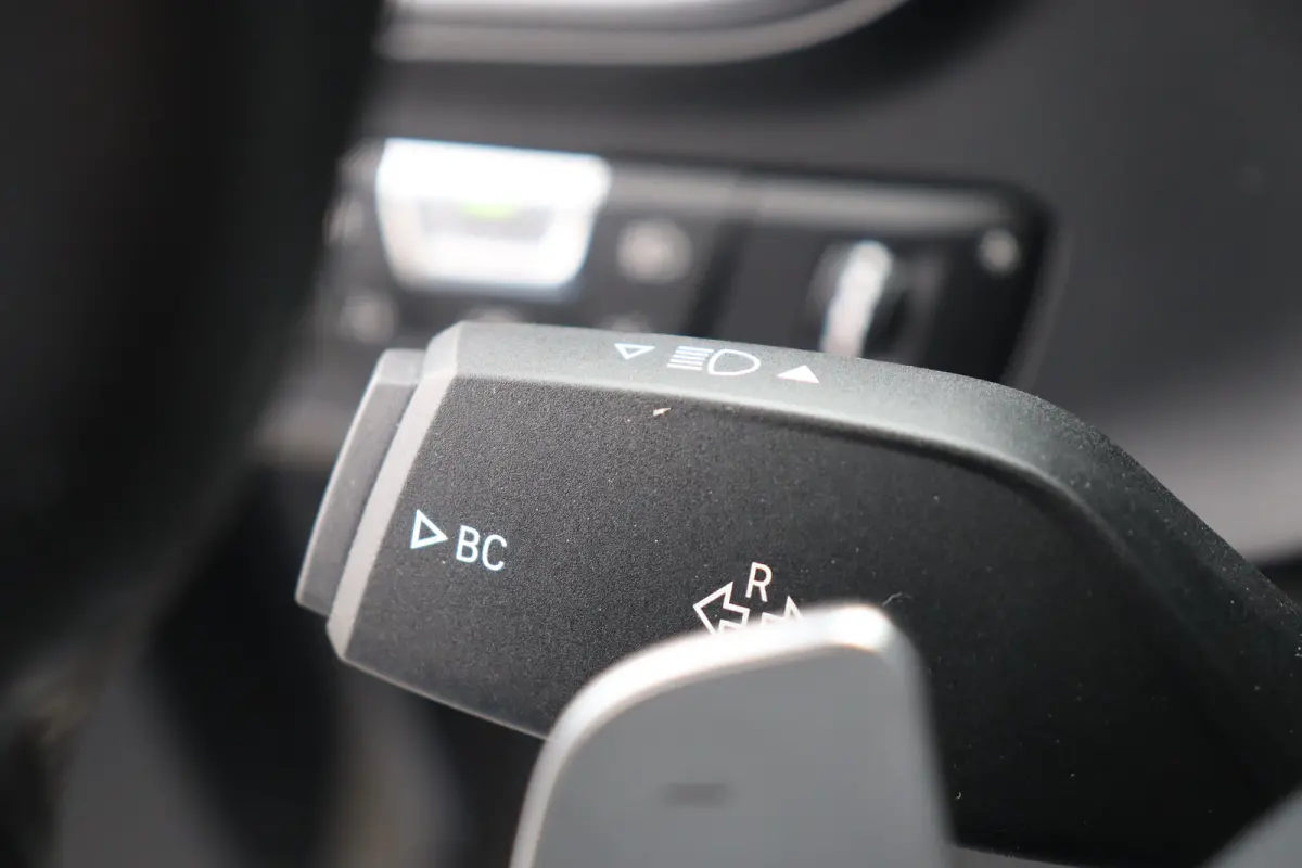 M235i 306PK XDRIVE HIGH EXECUTIVE M-SPORT / NAVI / LEDER / FULL-LED / CLIMA / PDC / 19" LMV / CAMERA / KEYLESS / PANO. DAK / WINTERPAKKET / ORG. NL / 1E EIGENAAR / NIEUWSTAAT !!