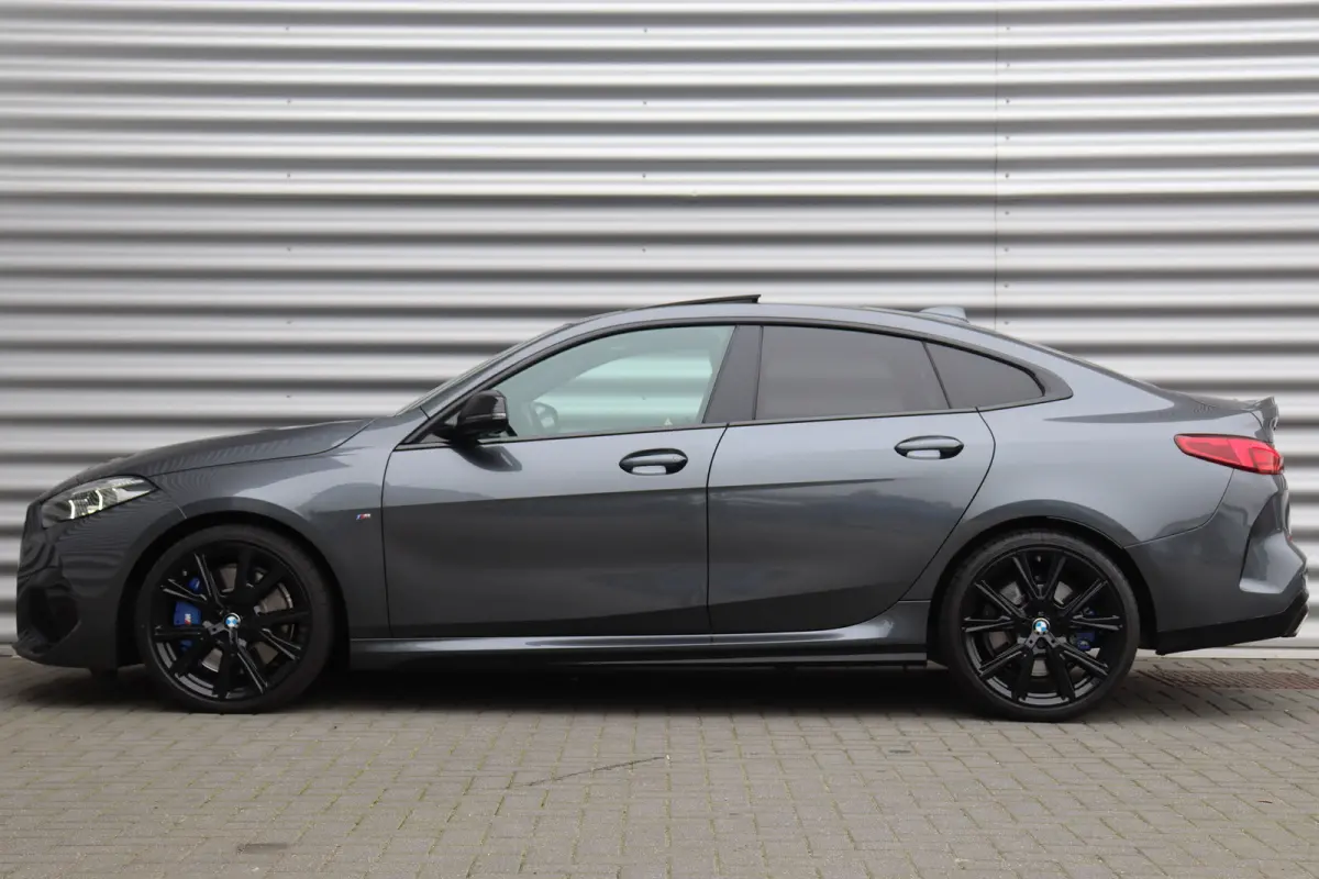 M235i 306PK XDRIVE HIGH EXECUTIVE M-SPORT / NAVI / LEDER / FULL-LED / CLIMA / PDC / 19" LMV / CAMERA / KEYLESS / PANO. DAK / WINTERPAKKET / ORG. NL / 1E EIGENAAR / NIEUWSTAAT !!