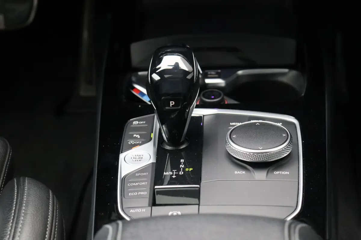 M235i 306PK XDRIVE HIGH EXECUTIVE M-SPORT / NAVI / LEDER / FULL-LED / CLIMA / PDC / 19" LMV / CAMERA / KEYLESS / PANO. DAK / WINTERPAKKET / ORG. NL / 1E EIGENAAR / NIEUWSTAAT !!