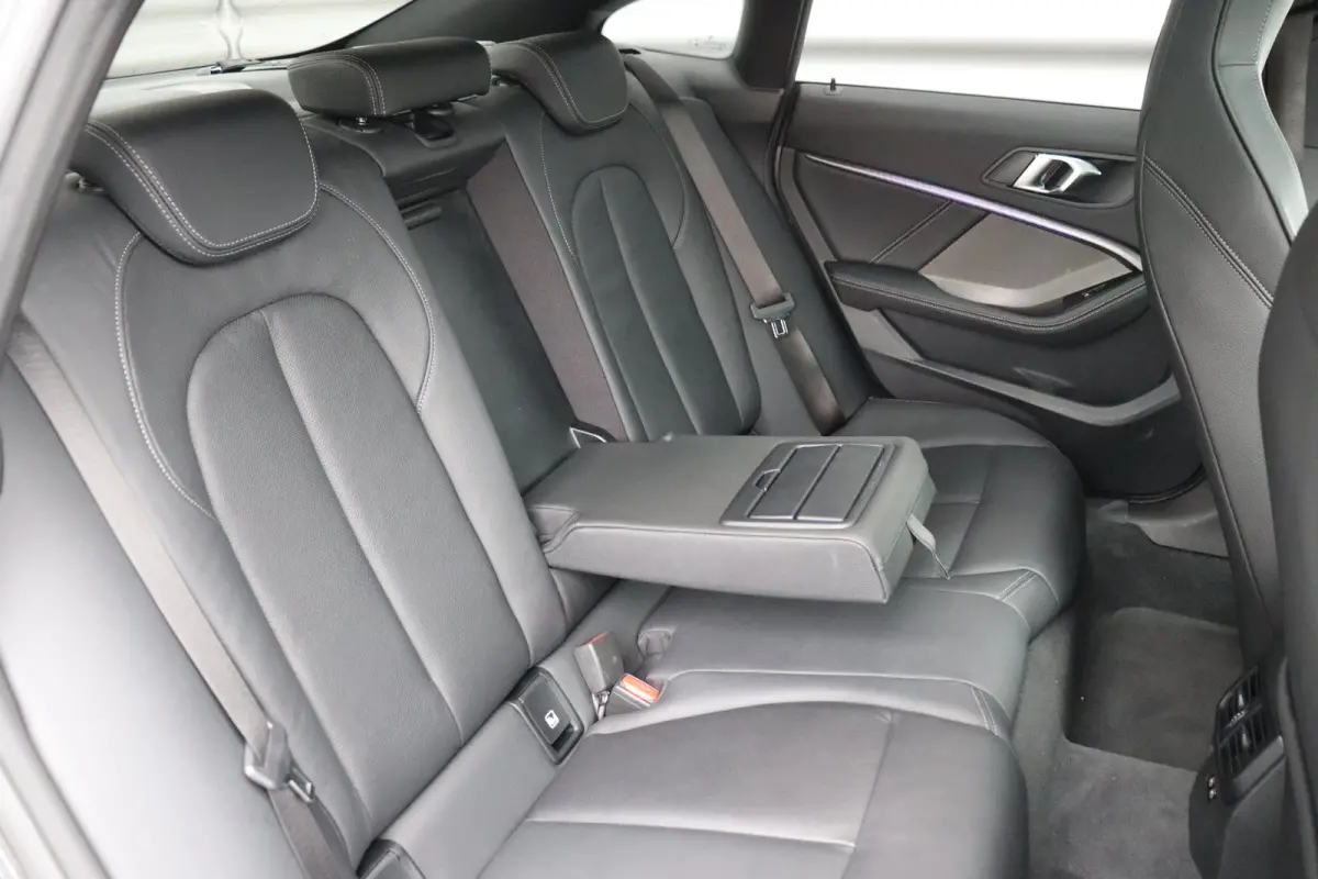 M235i 306PK XDRIVE HIGH EXECUTIVE M-SPORT / NAVI / LEDER / FULL-LED / CLIMA / PDC / 19" LMV / CAMERA / KEYLESS / PANO. DAK / WINTERPAKKET / ORG. NL / 1E EIGENAAR / NIEUWSTAAT !!