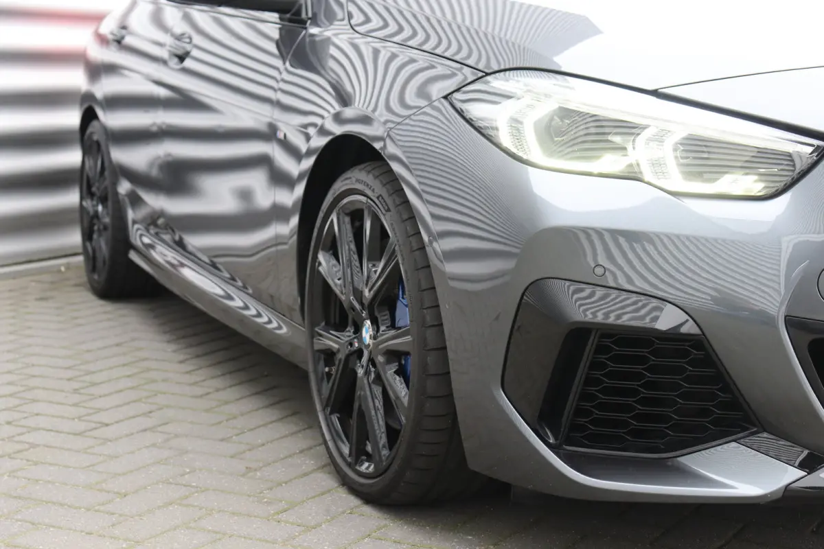 M235i 306PK XDRIVE HIGH EXECUTIVE M-SPORT / NAVI / LEDER / FULL-LED / CLIMA / PDC / 19" LMV / CAMERA / KEYLESS / PANO. DAK / WINTERPAKKET / ORG. NL / 1E EIGENAAR / NIEUWSTAAT !!
