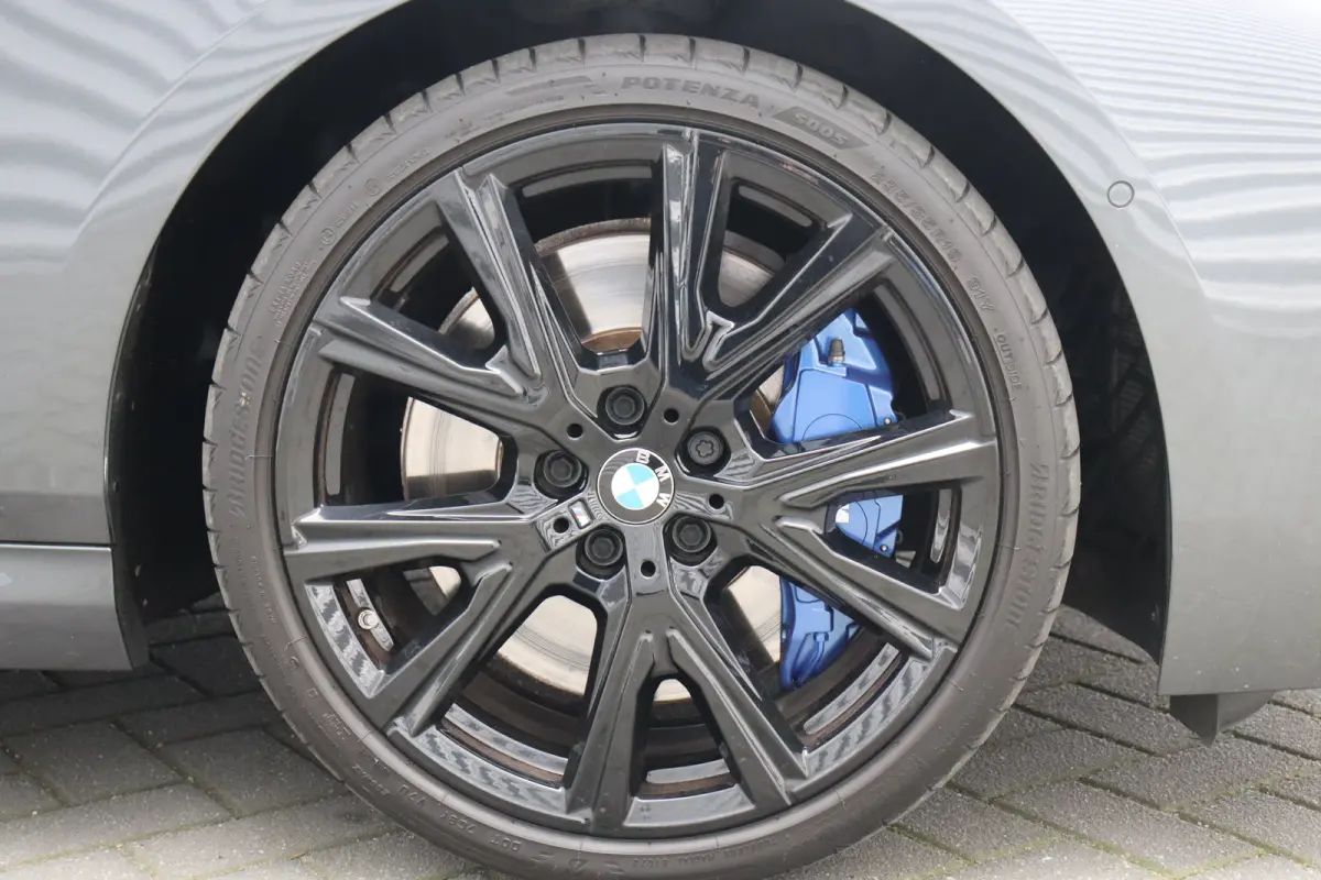 M235i 306PK XDRIVE HIGH EXECUTIVE M-SPORT / NAVI / LEDER / FULL-LED / CLIMA / PDC / 19" LMV / CAMERA / KEYLESS / PANO. DAK / WINTERPAKKET / ORG. NL / 1E EIGENAAR / NIEUWSTAAT !!