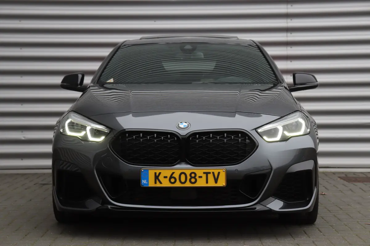 M235i 306PK XDRIVE HIGH EXECUTIVE M-SPORT / NAVI / LEDER / FULL-LED / CLIMA / PDC / 19" LMV / CAMERA / KEYLESS / PANO. DAK / WINTERPAKKET / ORG. NL / 1E EIGENAAR / NIEUWSTAAT !!