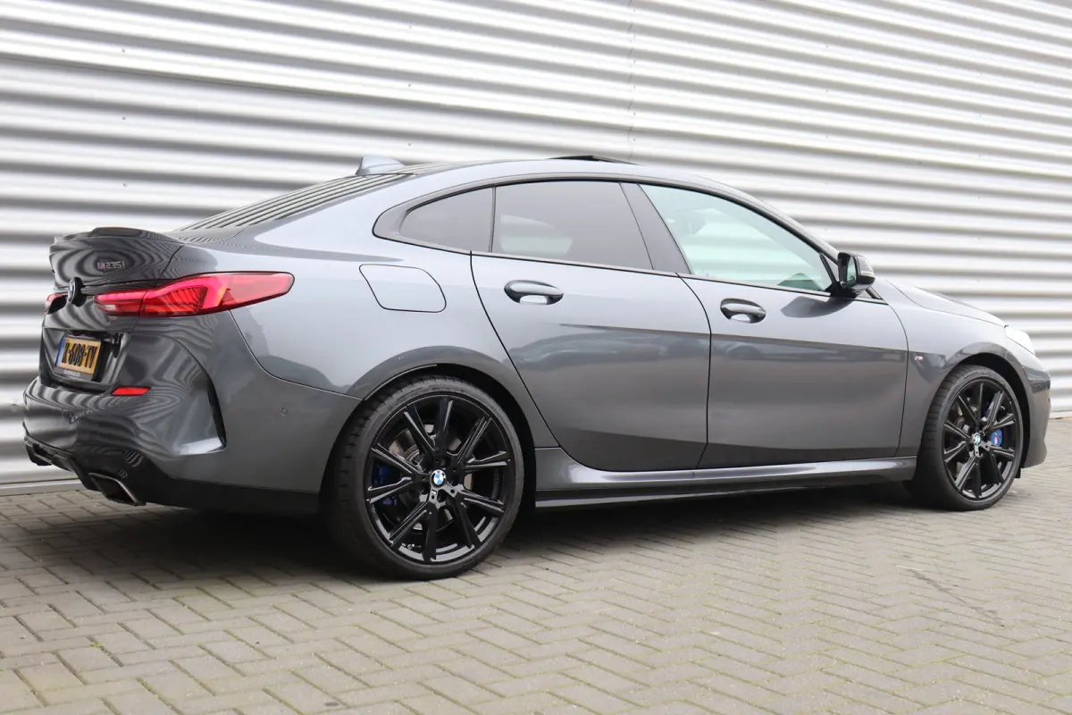 M235i 306PK XDRIVE HIGH EXECUTIVE M-SPORT / NAVI / LEDER / FULL-LED / CLIMA / PDC / 19" LMV / CAMERA / KEYLESS / PANO. DAK / WINTERPAKKET / ORG. NL / 1E EIGENAAR / NIEUWSTAAT !!