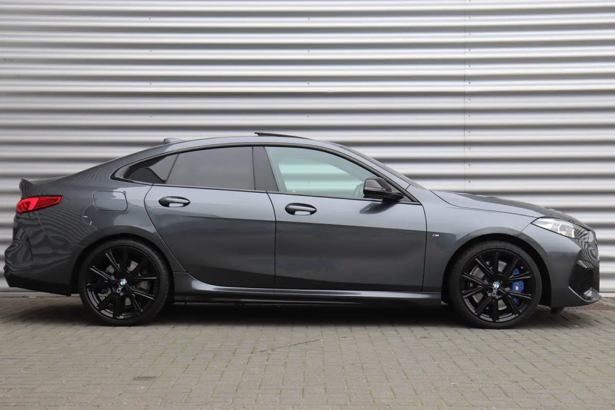 M235i 306PK XDRIVE HIGH EXECUTIVE M-SPORT / NAVI / LEDER / FULL-LED / CLIMA / PDC / 19" LMV / CAMERA / KEYLESS / PANO. DAK / WINTERPAKKET / ORG. NL / 1E EIGENAAR / NIEUWSTAAT !!