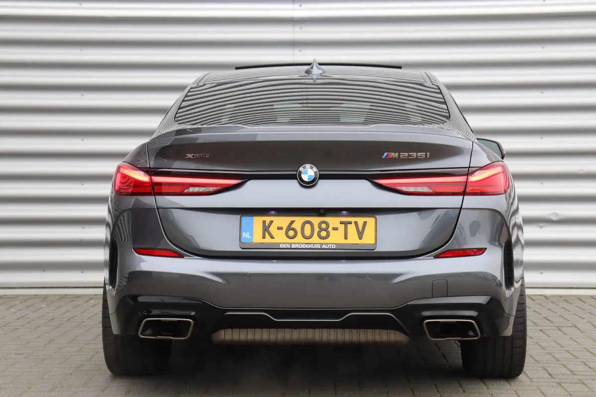 M235i 306PK XDRIVE HIGH EXECUTIVE M-SPORT / NAVI / LEDER / FULL-LED / CLIMA / PDC / 19" LMV / CAMERA / KEYLESS / PANO. DAK / WINTERPAKKET / ORG. NL / 1E EIGENAAR / NIEUWSTAAT !!