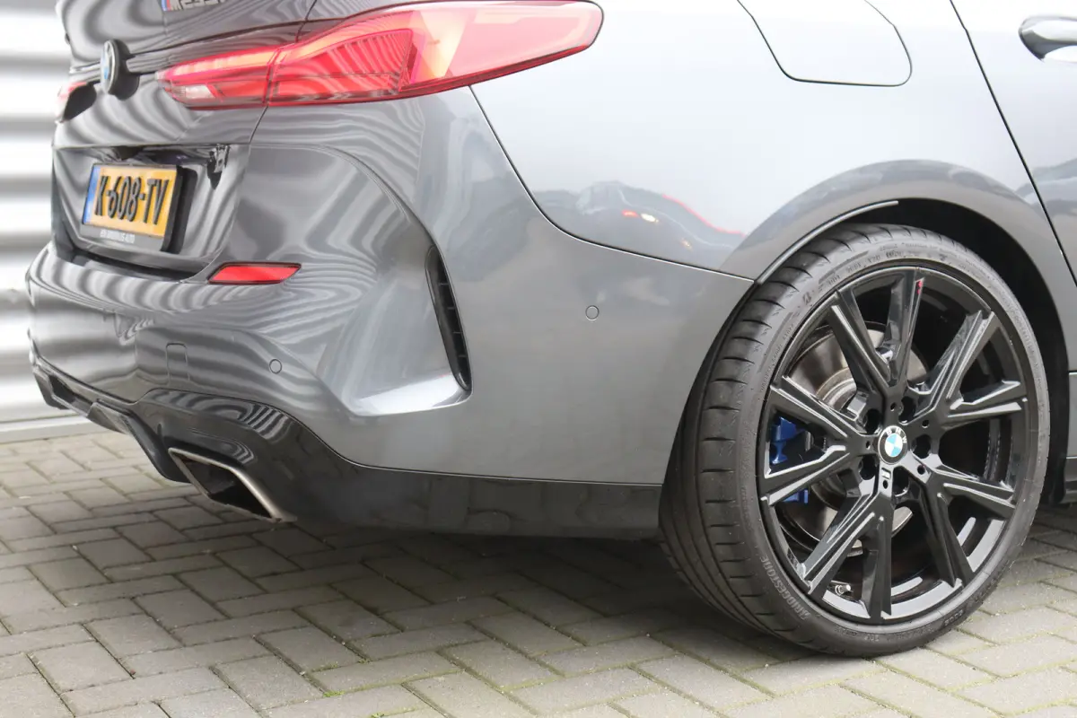 M235i 306PK XDRIVE HIGH EXECUTIVE M-SPORT / NAVI / LEDER / FULL-LED / CLIMA / PDC / 19" LMV / CAMERA / KEYLESS / PANO. DAK / WINTERPAKKET / ORG. NL / 1E EIGENAAR / NIEUWSTAAT !!