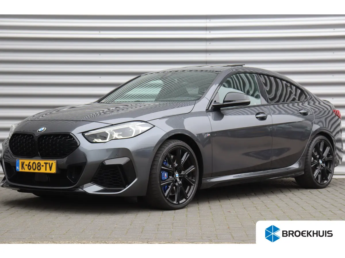 M235i 306PK XDRIVE HIGH EXECUTIVE M-SPORT / NAVI / LEDER / FULL-LED / CLIMA / PDC / 19" LMV / CAMERA / KEYLESS / PANO. DAK / WINTERPAKKET / ORG. NL / 1E EIGENAAR / NIEUWSTAAT !!