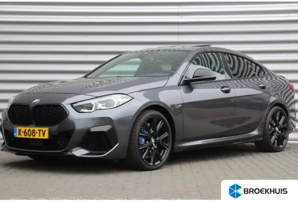 M235i 306PK XDRIVE HIGH EXECUTIVE M-SPORT / NAVI / LEDER / FULL-LED / CLIMA / PDC / 19" LMV / CAMERA / KEYLESS / PANO. DAK / WINTERPAKKET / ORG. NL / 1E EIGENAAR / NIEUWSTAAT !!