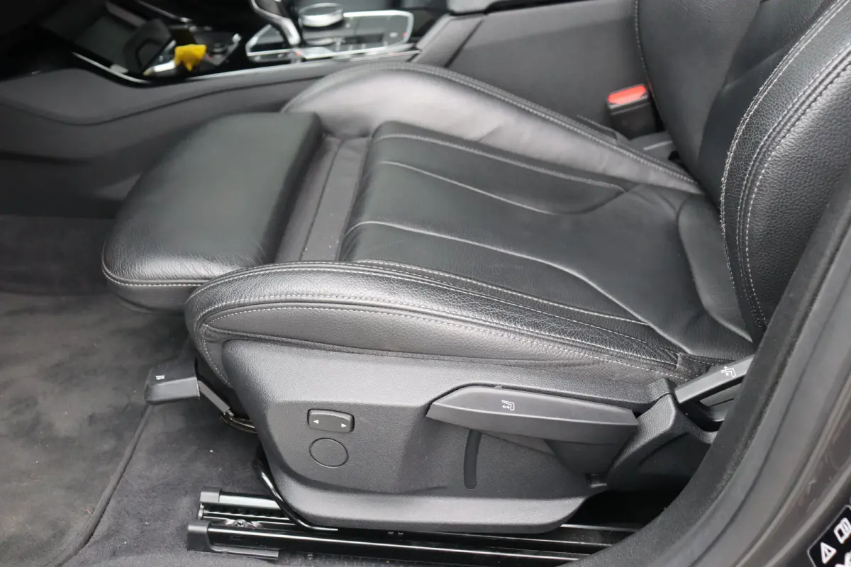 M235i 306PK XDRIVE HIGH EXECUTIVE M-SPORT / NAVI / LEDER / FULL-LED / CLIMA / PDC / 19" LMV / CAMERA / KEYLESS / PANO. DAK / WINTERPAKKET / ORG. NL / 1E EIGENAAR / NIEUWSTAAT !!