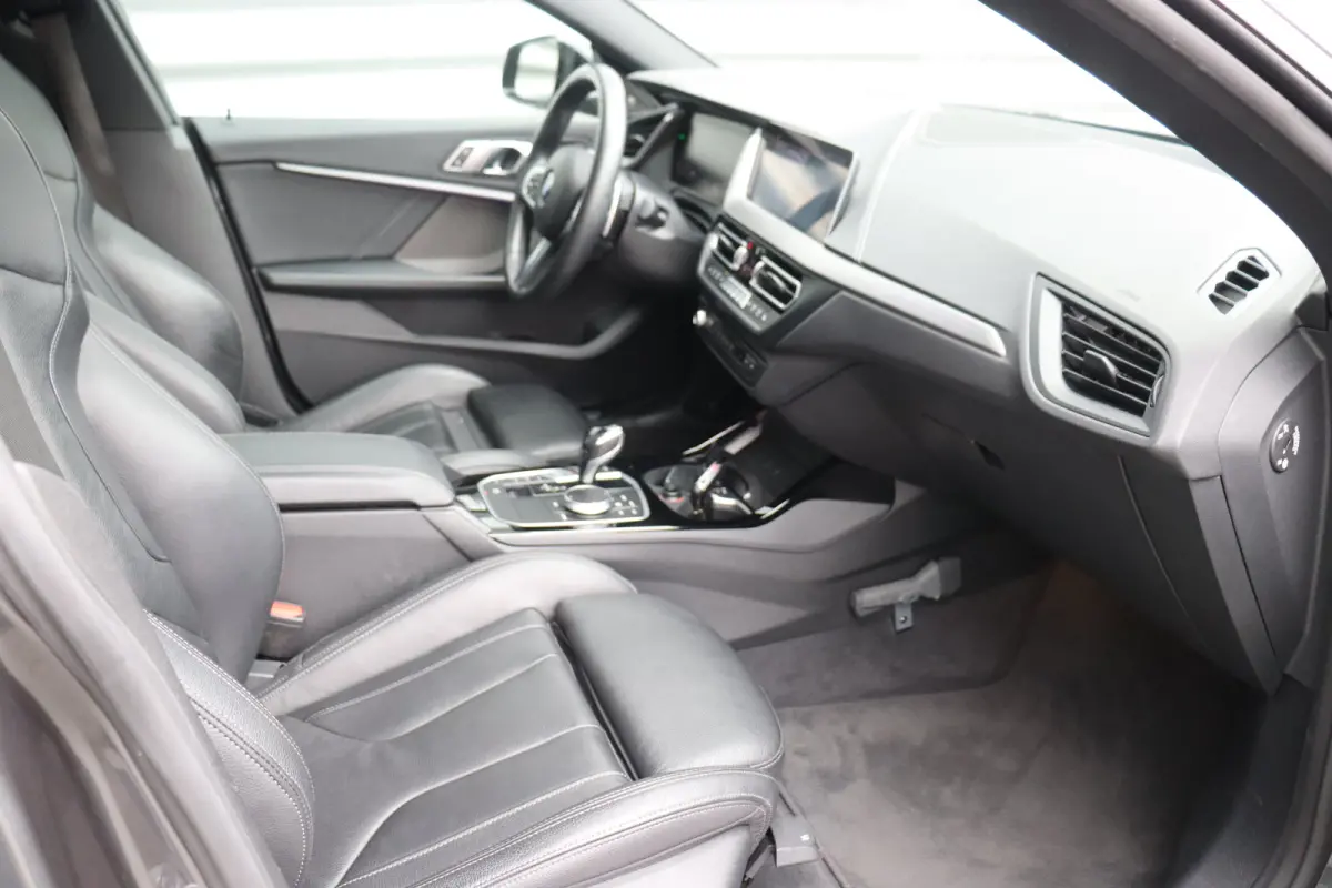 M235i 306PK XDRIVE HIGH EXECUTIVE M-SPORT / NAVI / LEDER / FULL-LED / CLIMA / PDC / 19" LMV / CAMERA / KEYLESS / PANO. DAK / WINTERPAKKET / ORG. NL / 1E EIGENAAR / NIEUWSTAAT !!