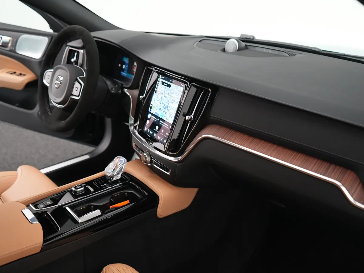 T8 Plug-in hybrid AWD Ultra Dark HEICO | Custum Wrap | 21" | Extra getint glas | Full-LED koplampen | HEICO SPORTIV achterskirt met sporteinddemper