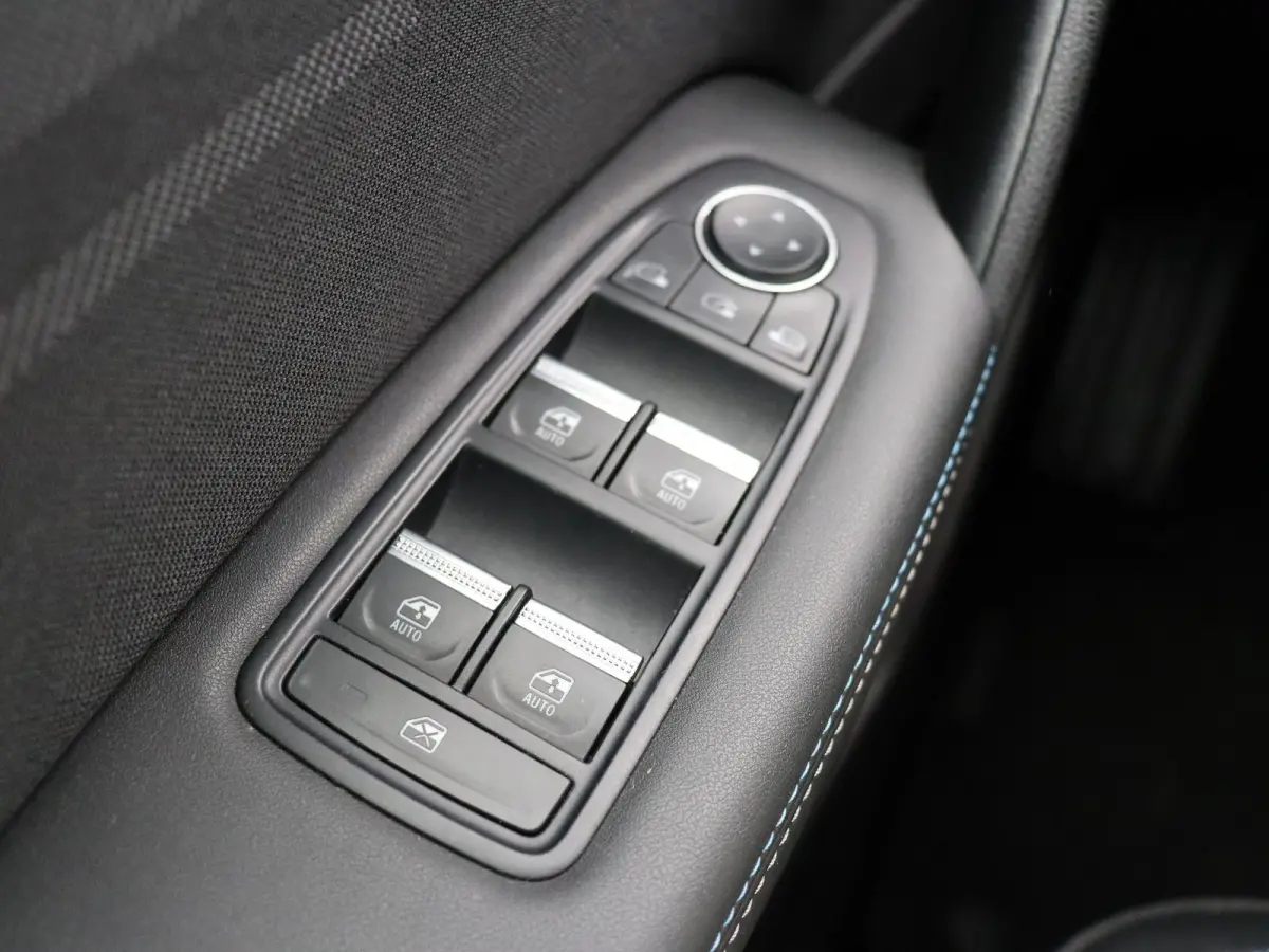 E-Tech full hybrid 145pk Esprit Alpine | Adaptive cruise control | Climate control | Stuurverwarming | Lichtmetalen velgen 19'' | Parkeersensoren Voor / Achter |