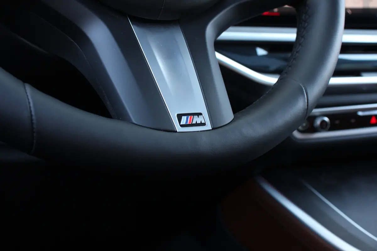 xDrive50e M Sport | UNIEK! | ELEKTR. TREKHAAK | PANODAK | STOEL + STUURVERWARMING | M-SPORT | ADAPTIVE CRUISE | DODE HOEK | 21" LMV