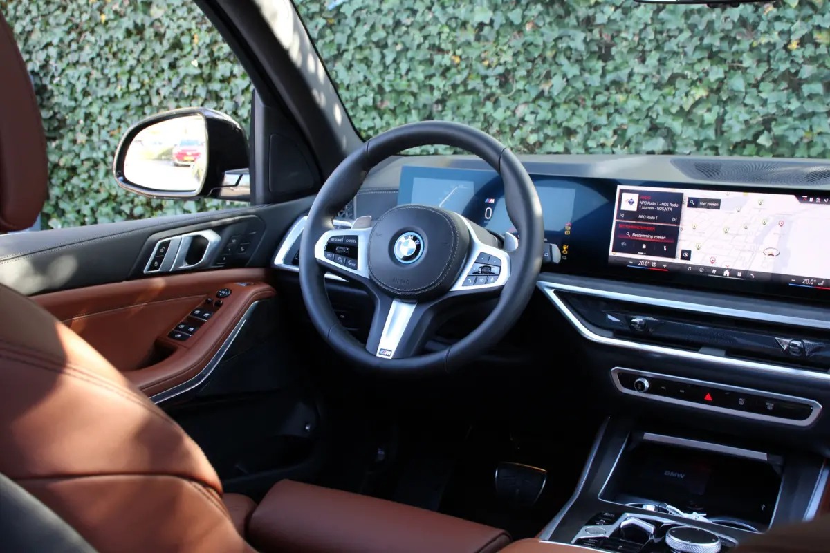 xDrive50e M Sport | UNIEK! | ELEKTR. TREKHAAK | PANODAK | STOEL + STUURVERWARMING | M-SPORT | ADAPTIVE CRUISE | DODE HOEK | 21" LMV