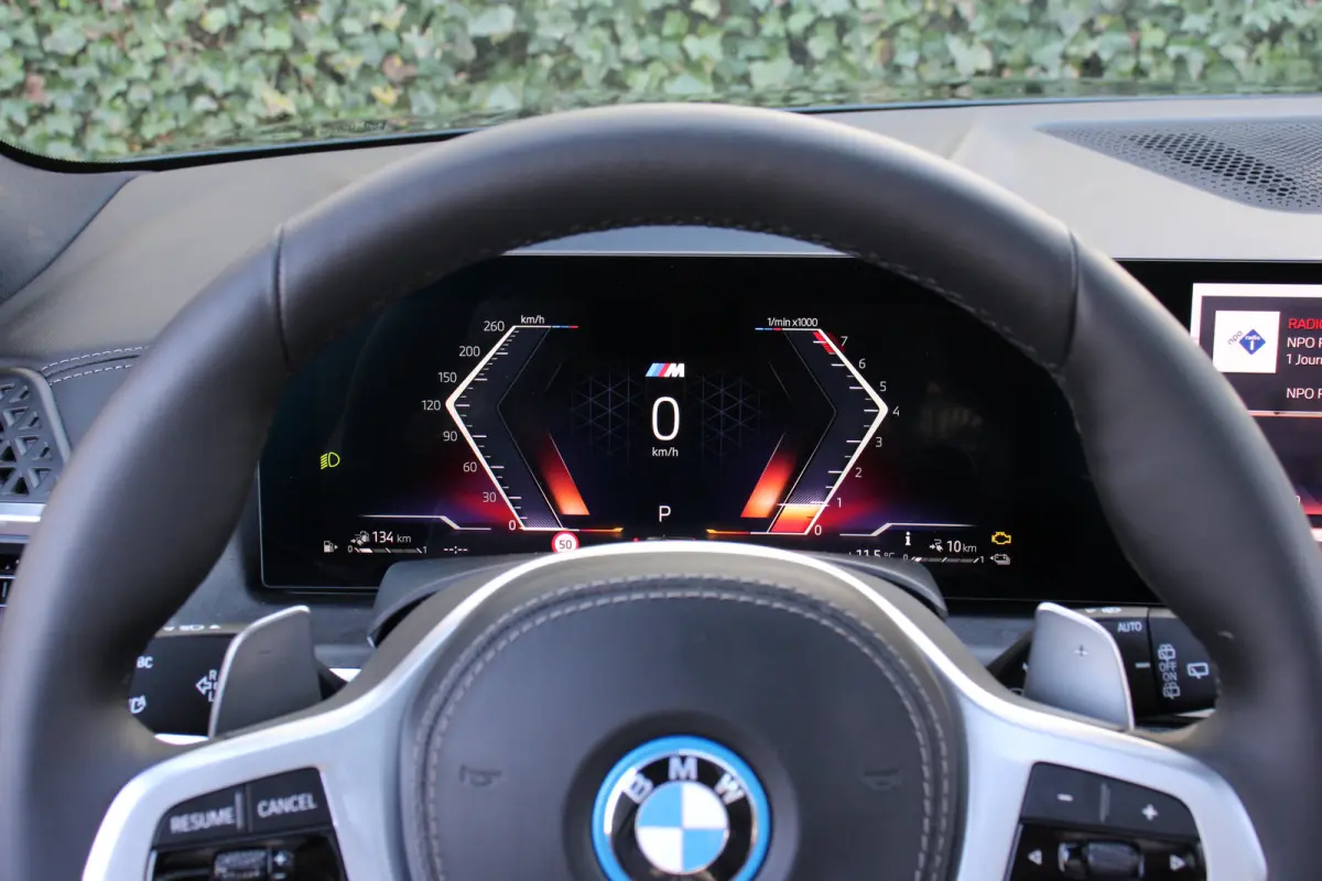 xDrive50e M Sport | UNIEK! | ELEKTR. TREKHAAK | PANODAK | STOEL + STUURVERWARMING | M-SPORT | ADAPTIVE CRUISE | DODE HOEK | 21" LMV