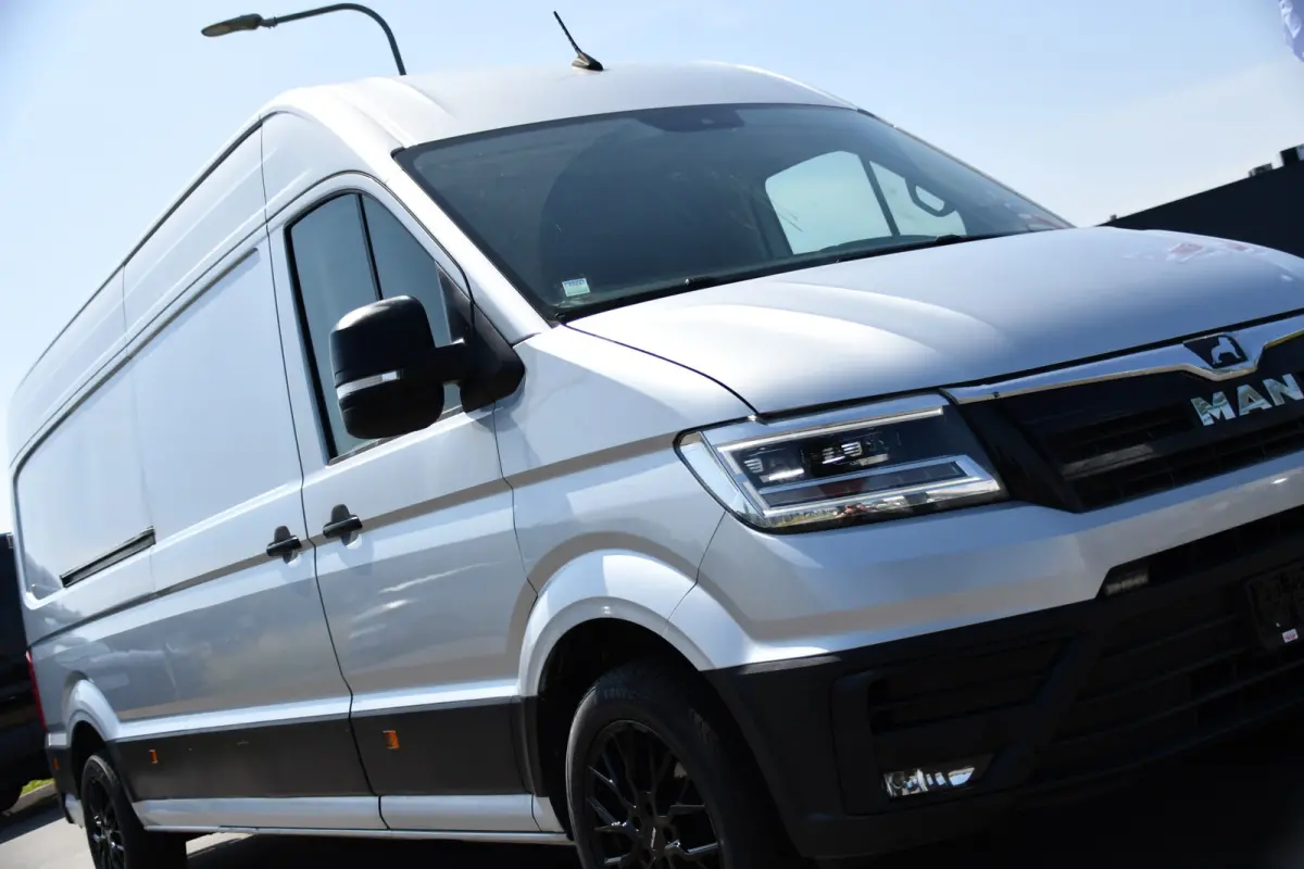 3.180 35 2.0 L4H3 PB Edition Cruise, Camera, Carplay, 177pk, LED, Clima, Trekhaak, Automaat, Sensoren, Geveerde stoel, Uniek!