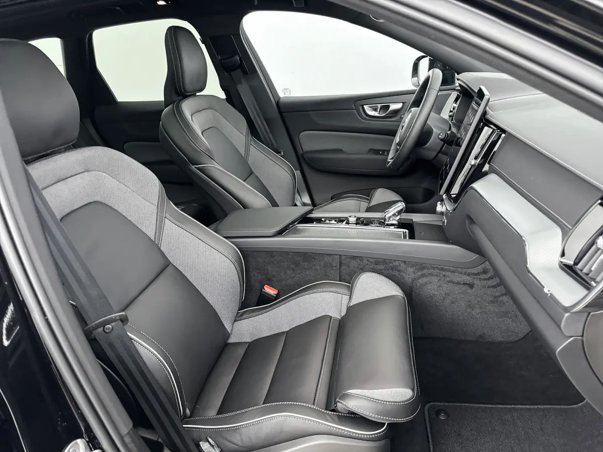 T6 Recharge Ultra Black Edition | Facelift | 21" | Elektrisch verst. Sportstoelen | Panoramadak | Head-up | 360 Camera | Harman Kardon | Full LED |