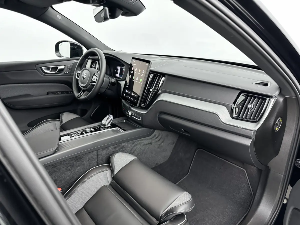 T6 Recharge Ultra Black Edition | Facelift | 21" | Elektrisch verst. Sportstoelen | Panoramadak | Head-up | 360 Camera | Harman Kardon | Full LED |