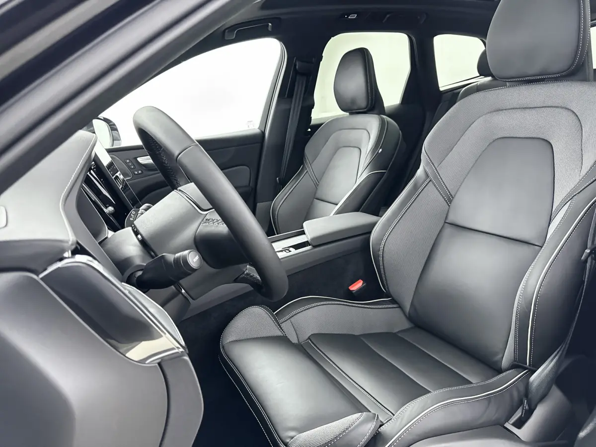 T6 Recharge Ultra Black Edition | Facelift | 21" | Elektrisch verst. Sportstoelen | Panoramadak | Head-up | 360 Camera | Harman Kardon | Full LED |
