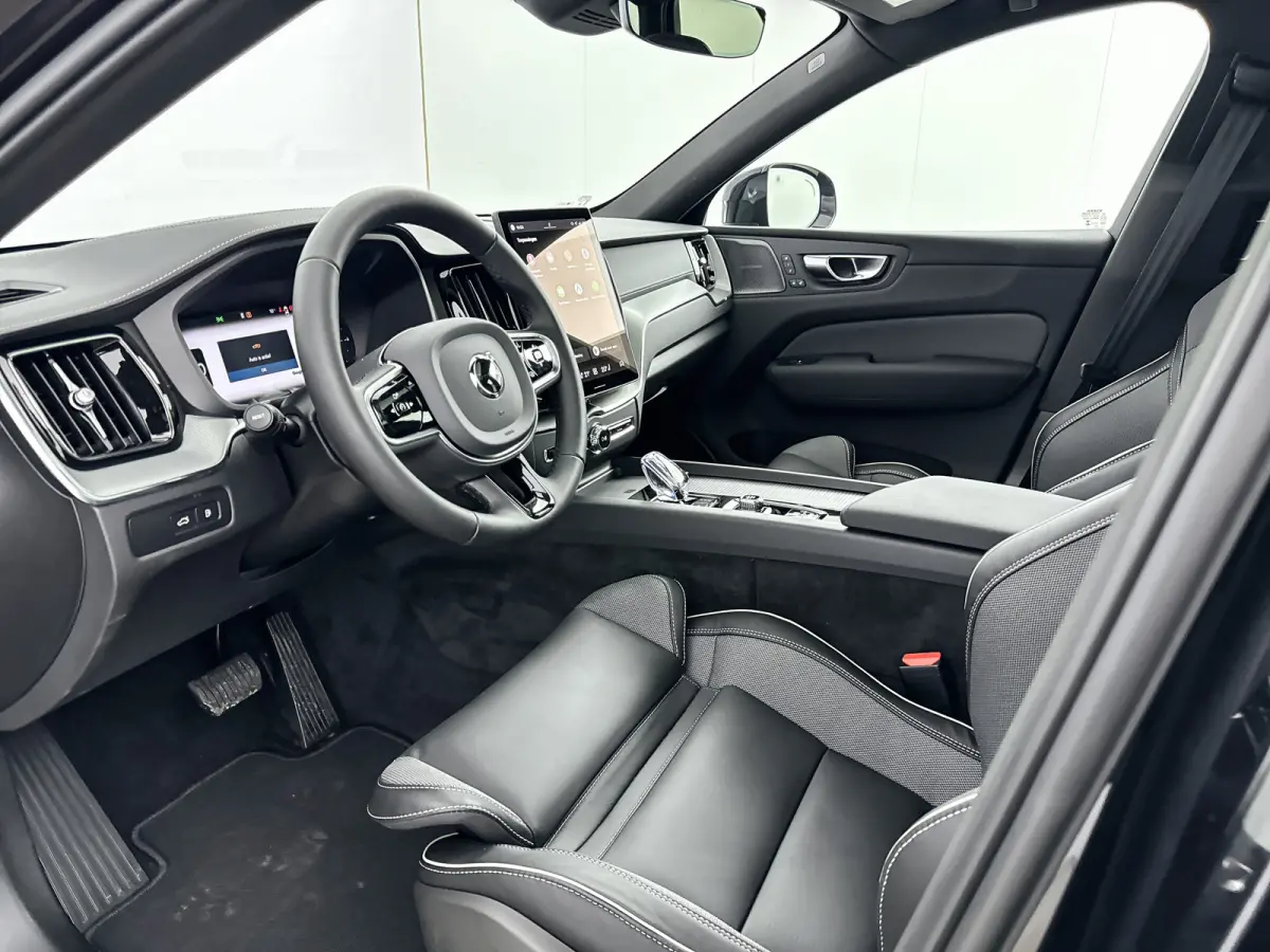 T6 Recharge Ultra Black Edition | Facelift | 21" | Elektrisch verst. Sportstoelen | Panoramadak | Head-up | 360 Camera | Harman Kardon | Full LED |