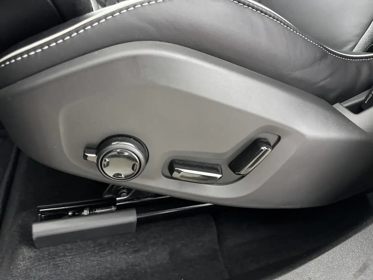 T6 Recharge Ultra Black Edition | Facelift | 21" | Elektrisch verst. Sportstoelen | Panoramadak | Head-up | 360 Camera | Harman Kardon | Full LED |