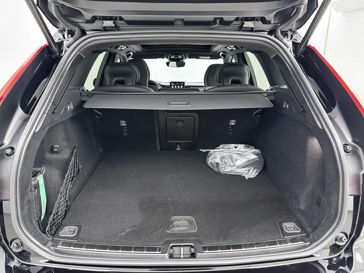 T6 Recharge Ultra Black Edition | Facelift | 21" | Elektrisch verst. Sportstoelen | Panoramadak | Head-up | 360 Camera | Harman Kardon | Full LED |