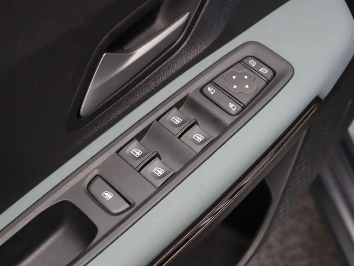 TCe 110pk limited edition | Camera's rondom | Climate control | Dodehoek sensor | Lichtmetalen velgen |