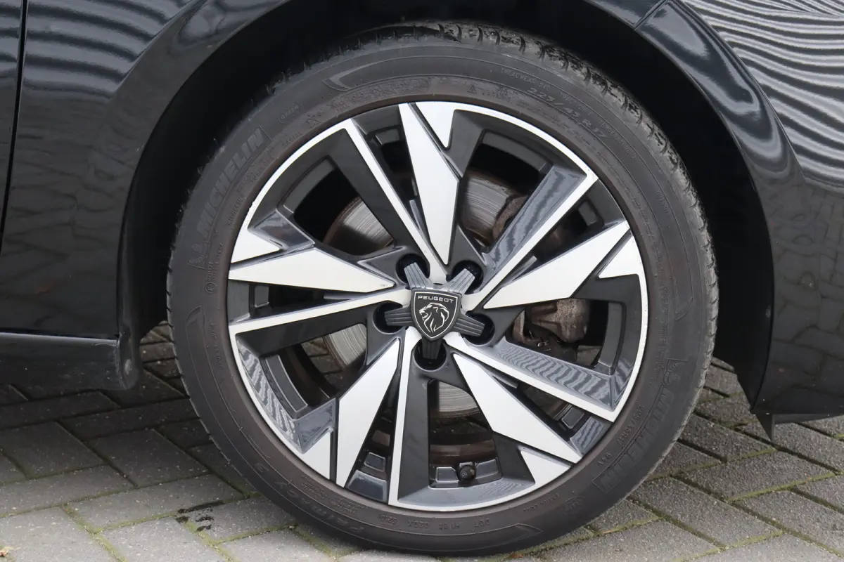 1.2 PURETECH 130PK ALLURE / NAVI / LEDER / CLIMA / PDC / 17" LMV / CAMERA / KEYLESS / FULL-LED / WINTERPAKKET / BLUETOOTH / CRUISECONTROL !!