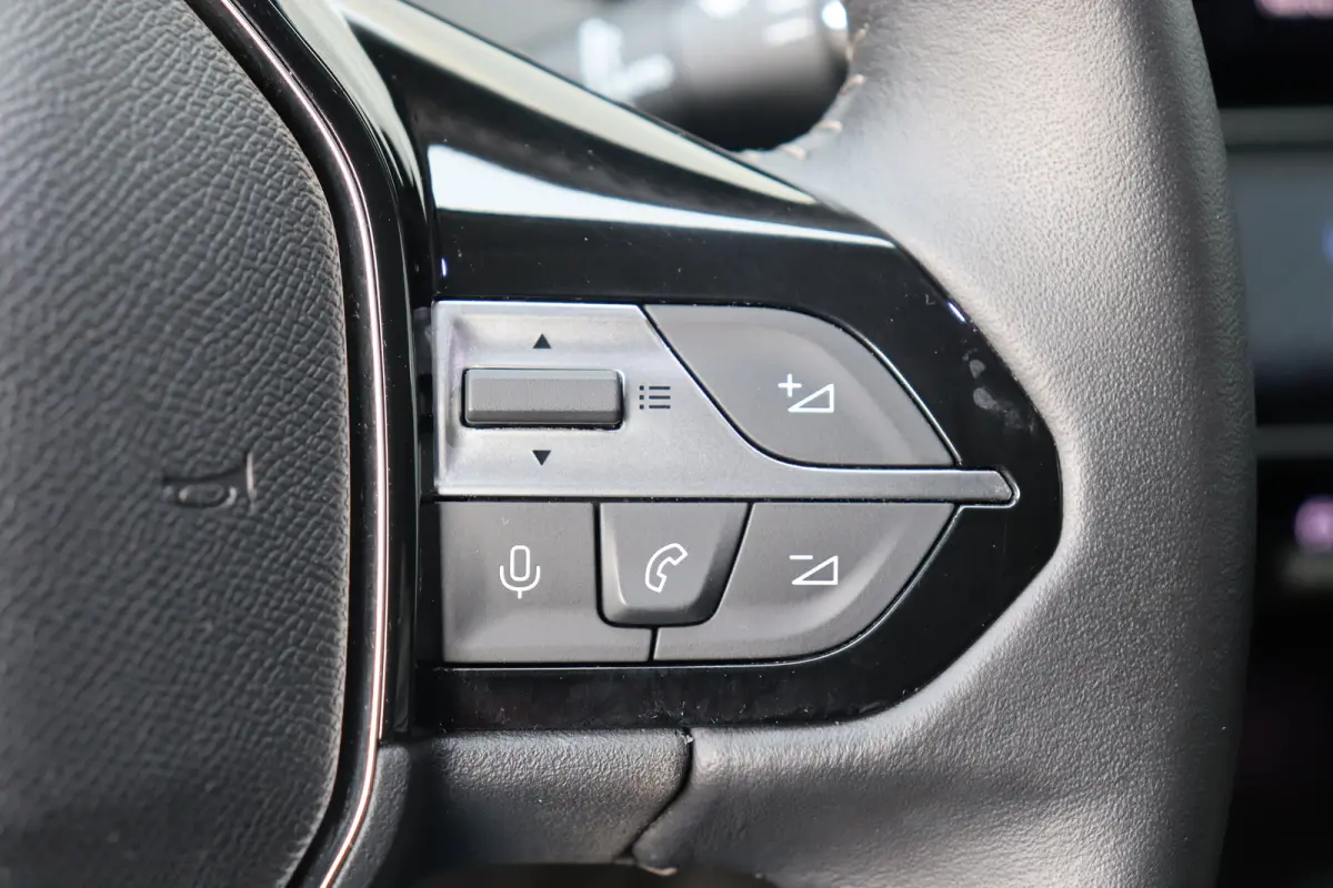 1.2 PURETECH 130PK ALLURE / NAVI / LEDER / CLIMA / PDC / 17" LMV / CAMERA / KEYLESS / FULL-LED / WINTERPAKKET / BLUETOOTH / CRUISECONTROL !!