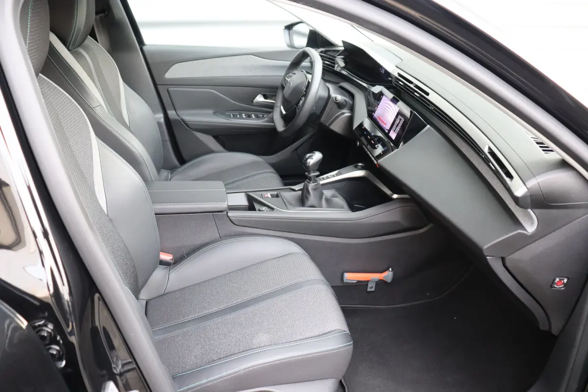 1.2 PURETECH 130PK ALLURE / NAVI / LEDER / CLIMA / PDC / 17" LMV / CAMERA / KEYLESS / FULL-LED / WINTERPAKKET / BLUETOOTH / CRUISECONTROL !!