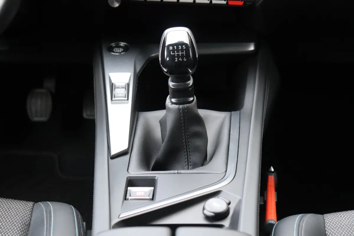 1.2 PURETECH 130PK ALLURE / NAVI / LEDER / CLIMA / PDC / 17" LMV / CAMERA / KEYLESS / FULL-LED / WINTERPAKKET / BLUETOOTH / CRUISECONTROL !!