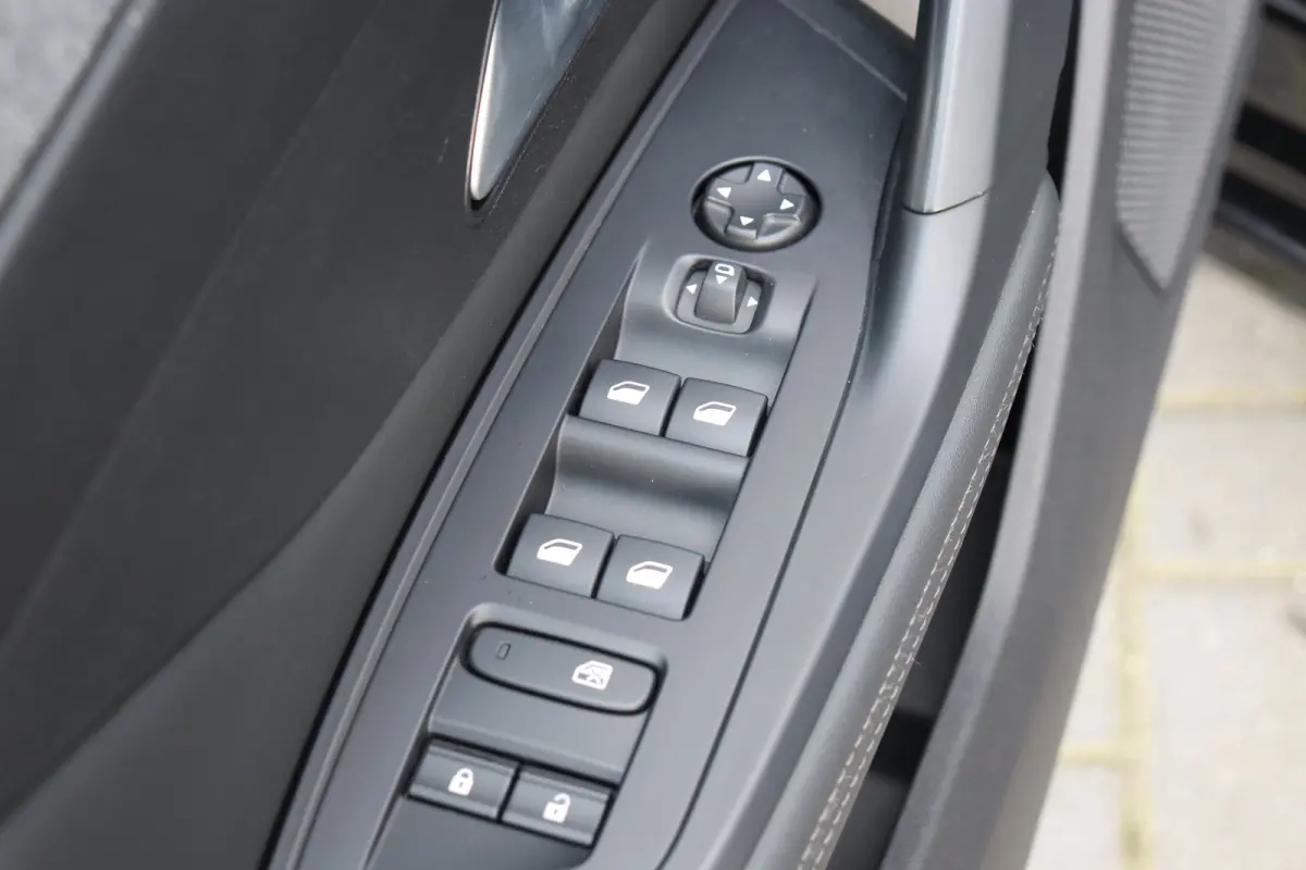 1.2 PURETECH 130PK ALLURE / NAVI / LEDER / CLIMA / PDC / 17" LMV / CAMERA / KEYLESS / FULL-LED / WINTERPAKKET / BLUETOOTH / CRUISECONTROL !!