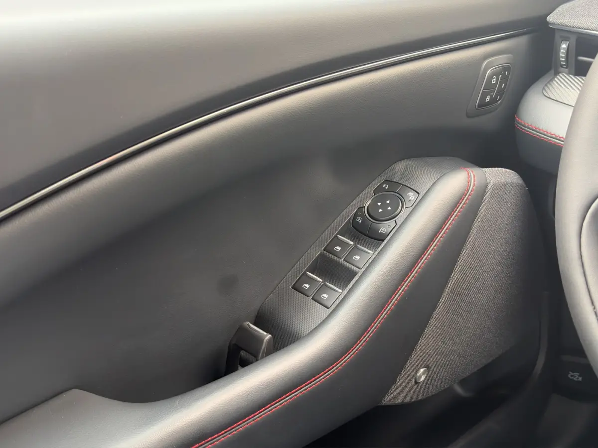 Premium 98KWh AWD 351pk | Panoramadak | Technology Pack+ | SOH 96,5
