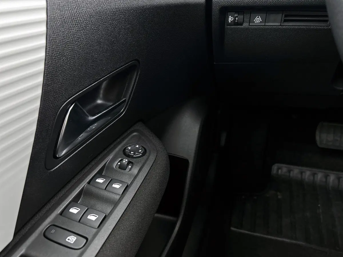 Plus Hybrid 145pk Automaat | Navigatie via Apple Carplay / Android auto | Achteruitrijcamera | Climate Control | Cruise Control | Parkeersensoren | Elektrisch inklapbare spiegels | Stof/kuns