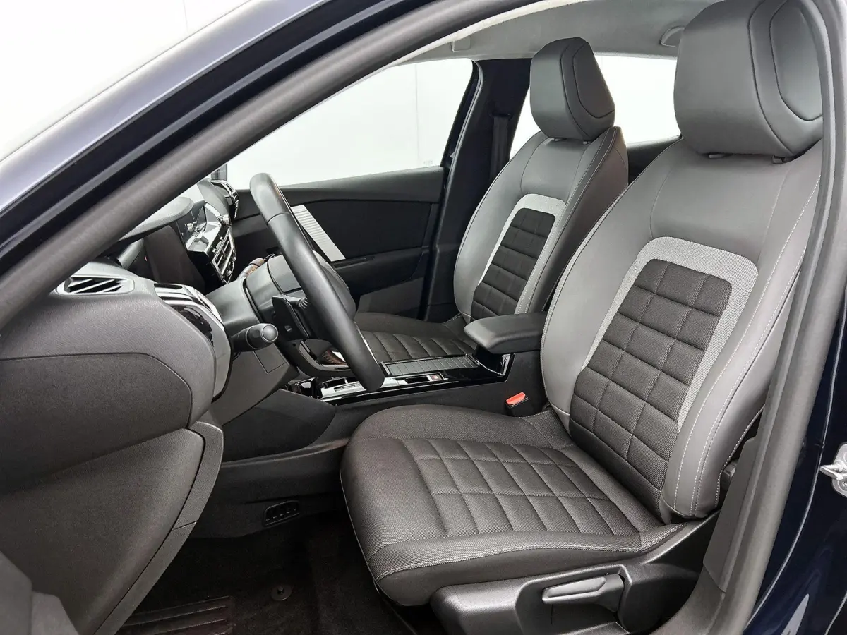 Plus Hybrid 145pk Automaat | Navigatie via Apple Carplay / Android auto | Achteruitrijcamera | Climate Control | Cruise Control | Parkeersensoren | Elektrisch inklapbare spiegels | Stof/kuns