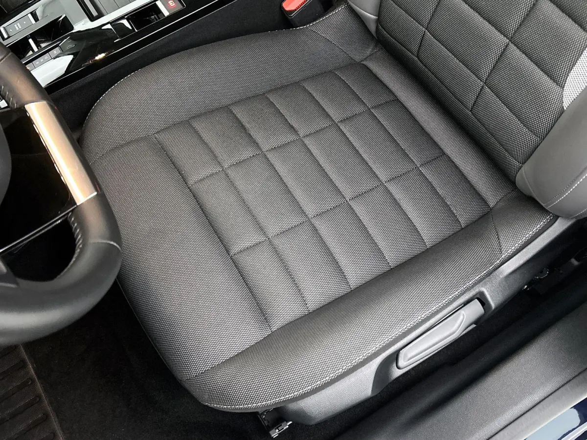 Plus Hybrid 145pk Automaat | Navigatie via Apple Carplay / Android auto | Achteruitrijcamera | Climate Control | Cruise Control | Parkeersensoren | Elektrisch inklapbare spiegels | Stof/kuns