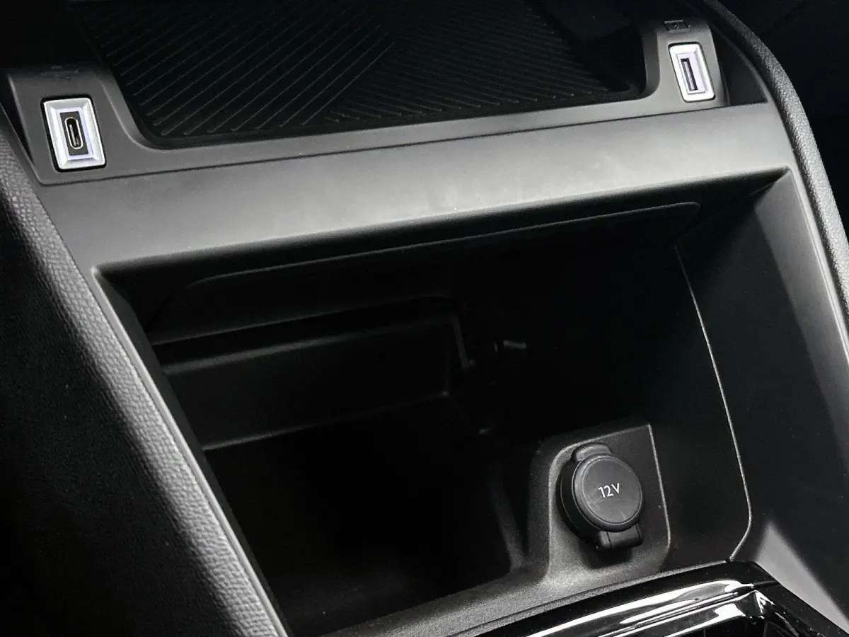 Plus Hybrid 145pk Automaat | Navigatie via Apple Carplay / Android auto | Achteruitrijcamera | Climate Control | Cruise Control | Parkeersensoren | Elektrisch inklapbare spiegels | Stof/kuns