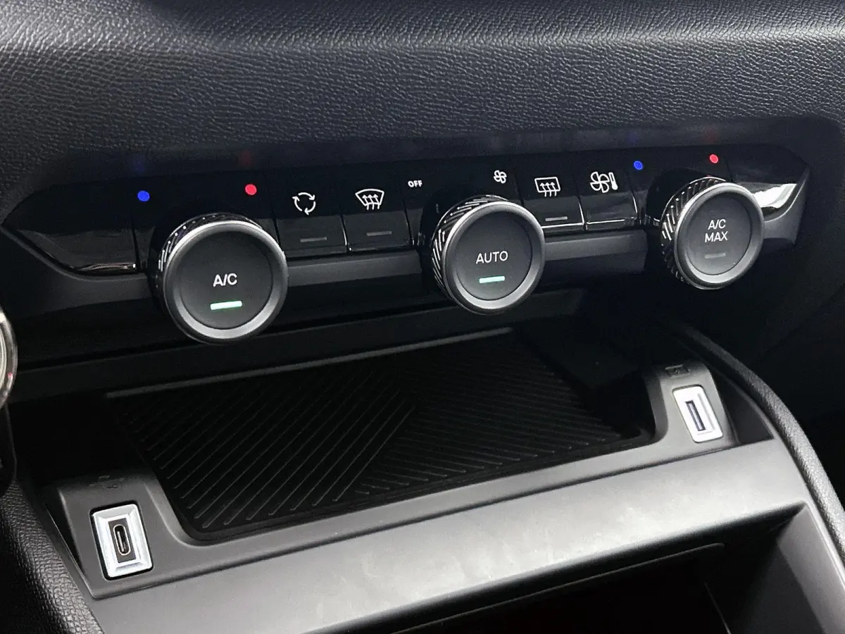 Plus Hybrid 145pk Automaat | Navigatie via Apple Carplay / Android auto | Achteruitrijcamera | Climate Control | Cruise Control | Parkeersensoren | Elektrisch inklapbare spiegels | Stof/kuns