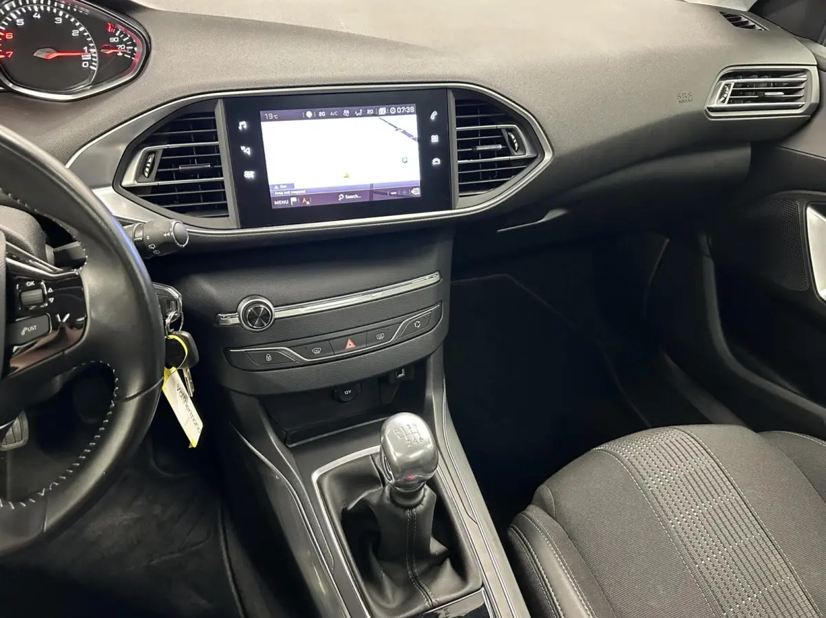 1.2 PureTech Blue Lease Premium TREKHAAK CARPLAY NAVI ECC CRUISE.
